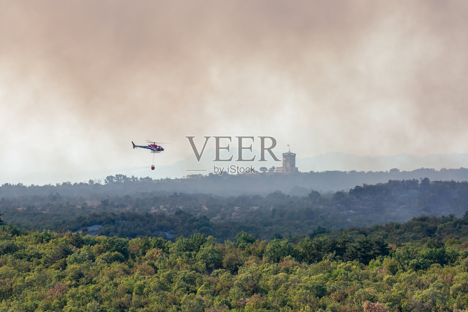 斯洛文尼亚科斯坦耶维察纳克拉苏- 2022年7月17日:意大利直升机帮助斯洛文尼亚消防员扑灭喀斯特野火照片摄影图片