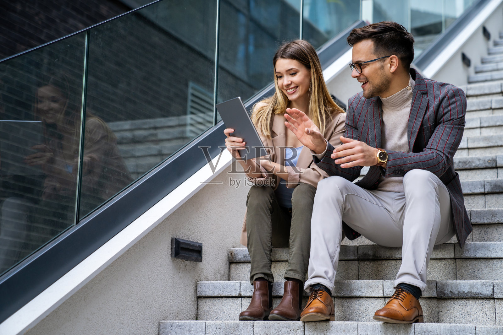成功的商业人士在城市背景下工作，交谈的肖像。照片摄影图片