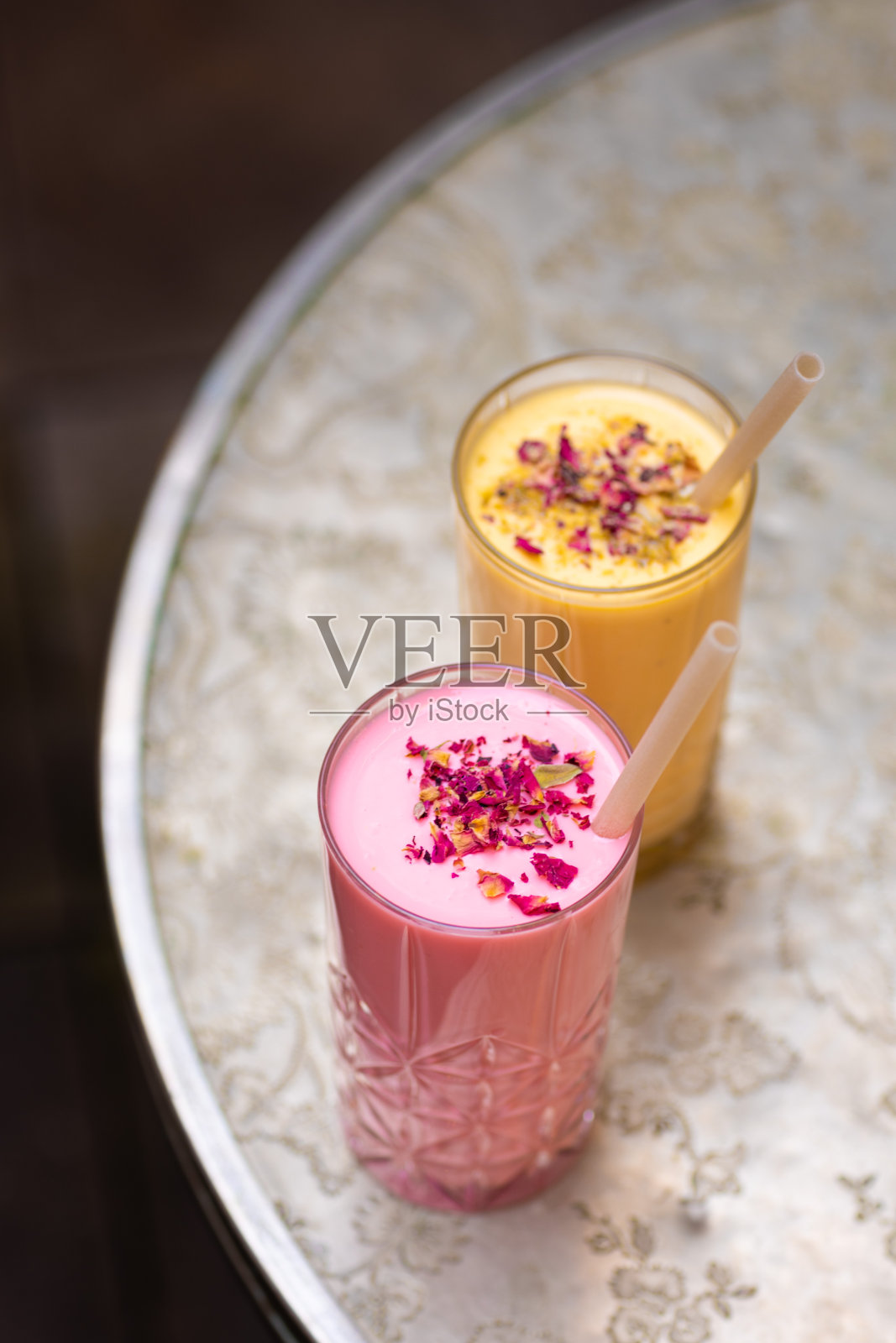 斋月开斋早餐喝芒果和玫瑰冰沙照片摄影图片