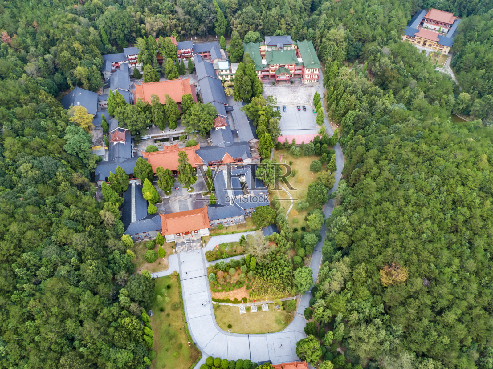 绿色森林中的寺庙航拍照片摄影图片