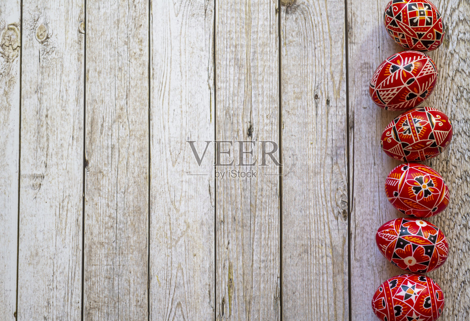 桌上有手绘的红色索布族复活节彩蛋和复活节装饰照片摄影图片