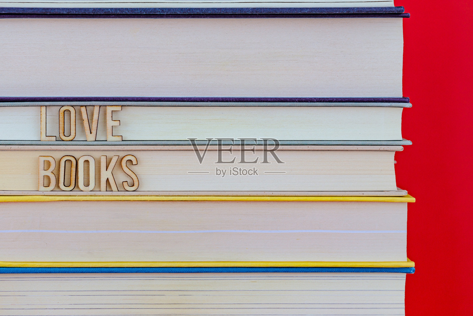 一堆用字母拼出“爱书”字样的书照片摄影图片