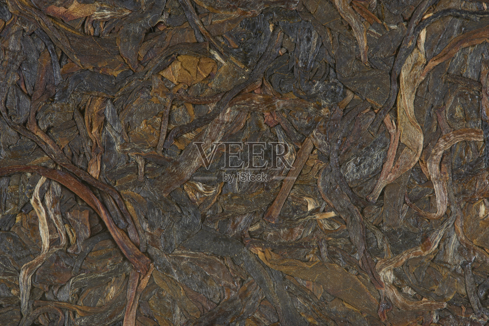 白底压熟的普洱茶砖。照片摄影图片