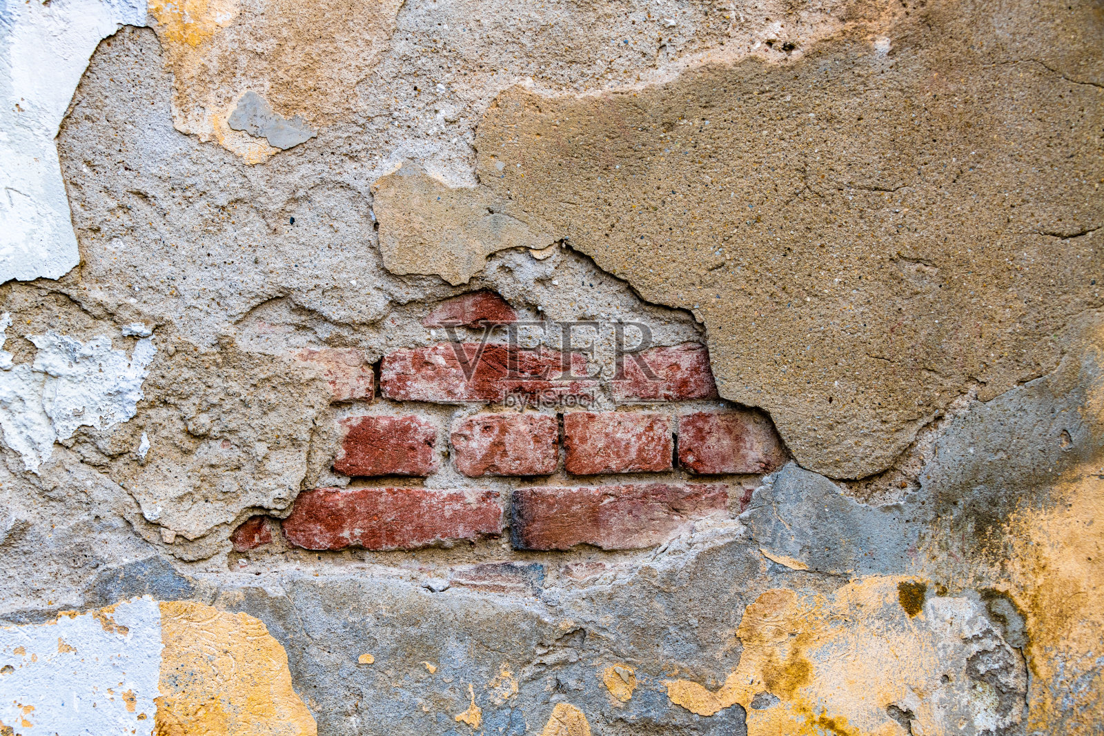 用砖和各种灰泥将旧墙分层照片摄影图片