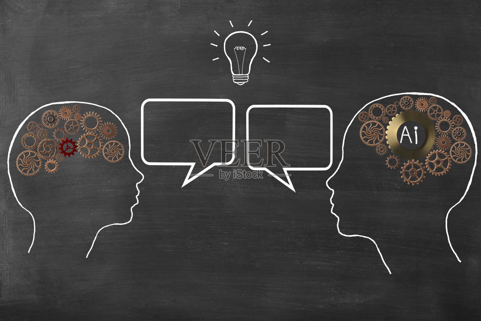 粉笔在黑板上画了两个人头和金属齿轮，灯泡在半空中照片摄影图片