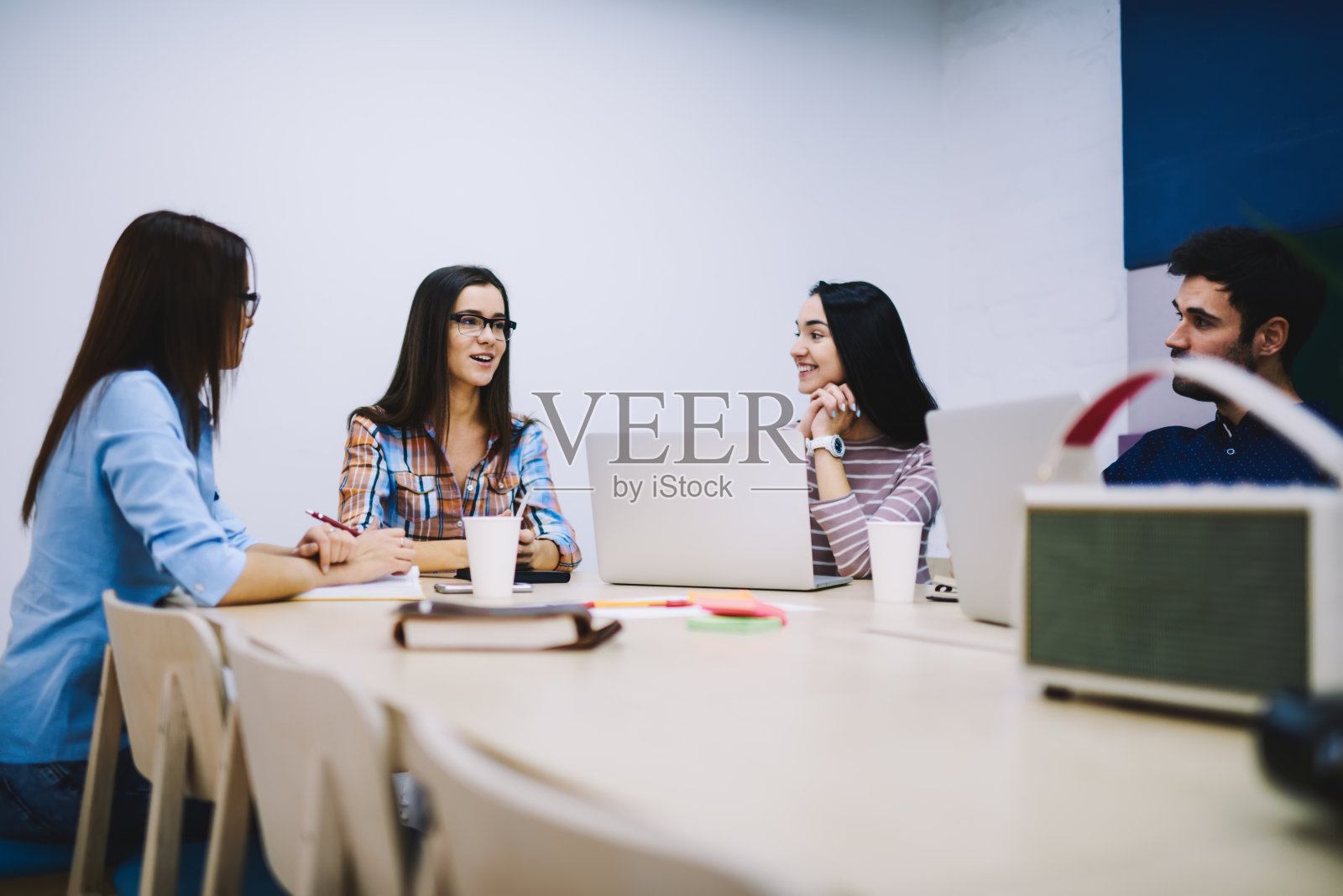 工作期间同事在会议上交流照片摄影图片