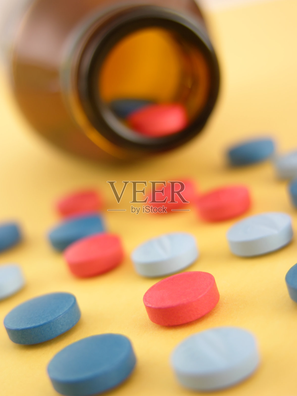 从容器中取出药丸照片摄影图片