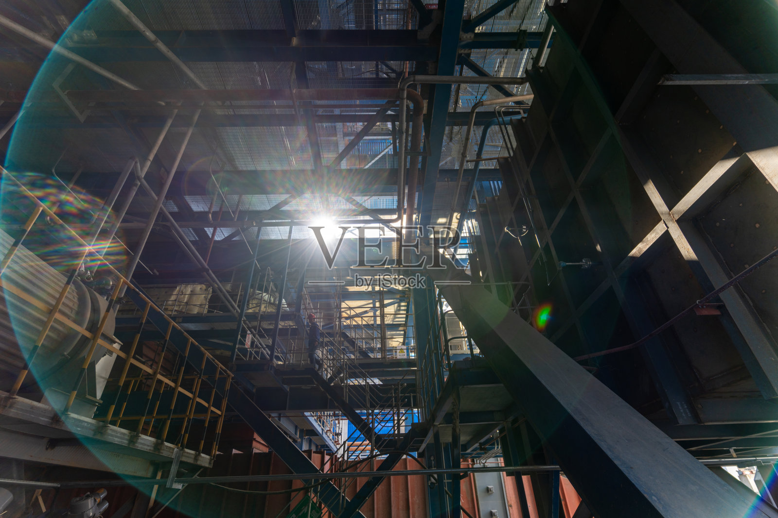 在建化工厂管道及设备照片摄影图片