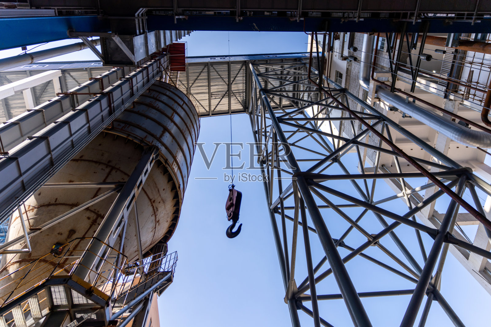 抬头看看工地上乱七八糟的工作平台和脚手架照片摄影图片