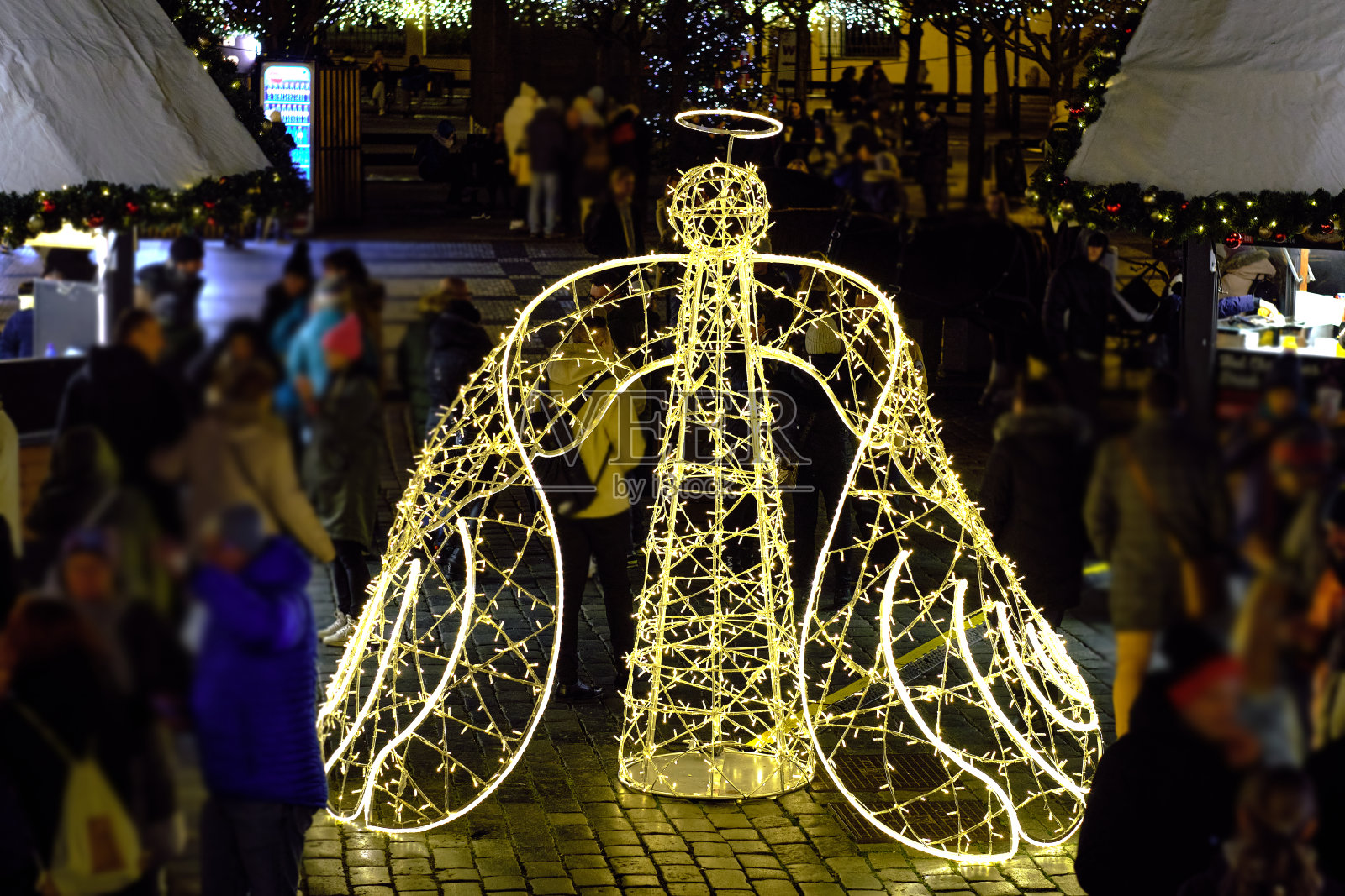布拉格圣诞市场上的天使照片摄影图片