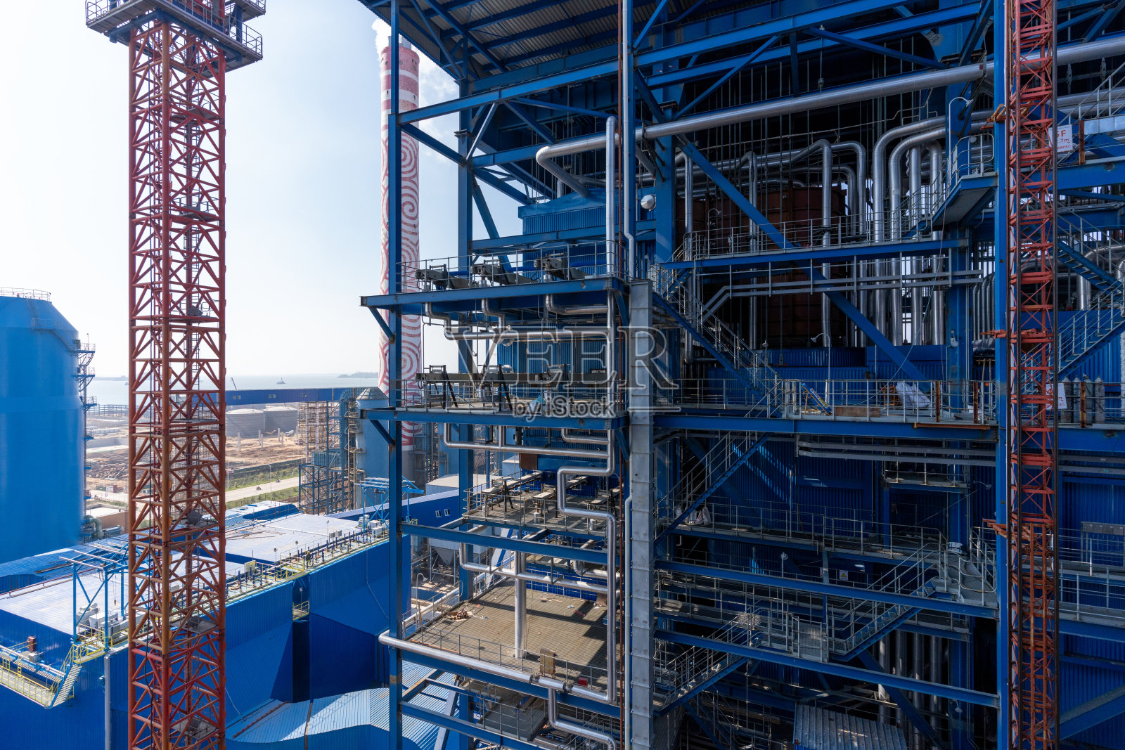 在建化工厂管道及设备照片摄影图片