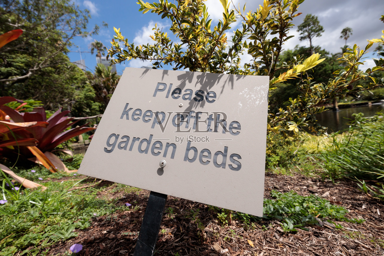 在公园内，请远离花园花坛的标志照片摄影图片