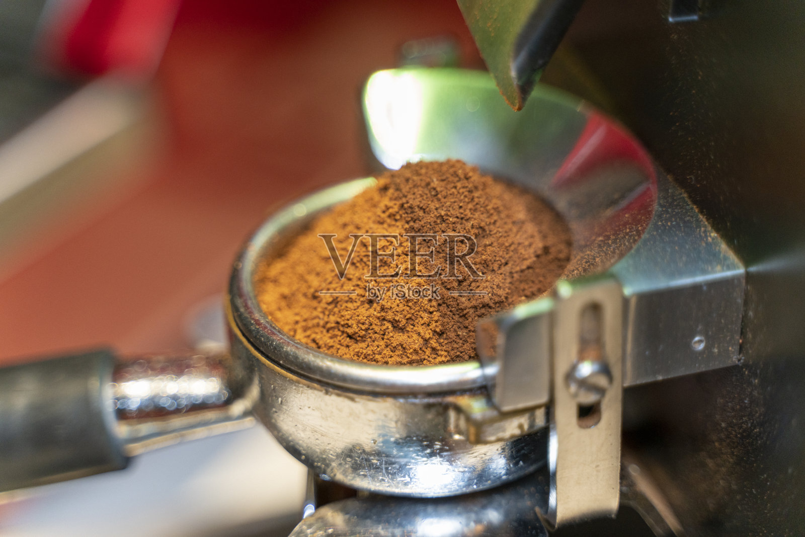 咖啡研磨机旁的过滤器里的咖啡豆照片摄影图片