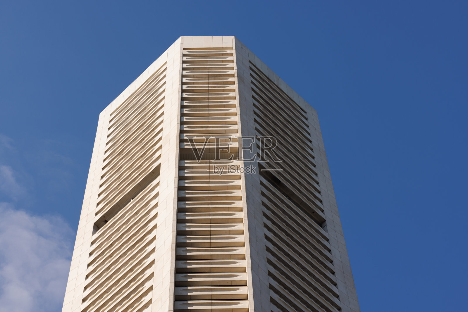 一个高层城市办公楼的特写照片摄影图片