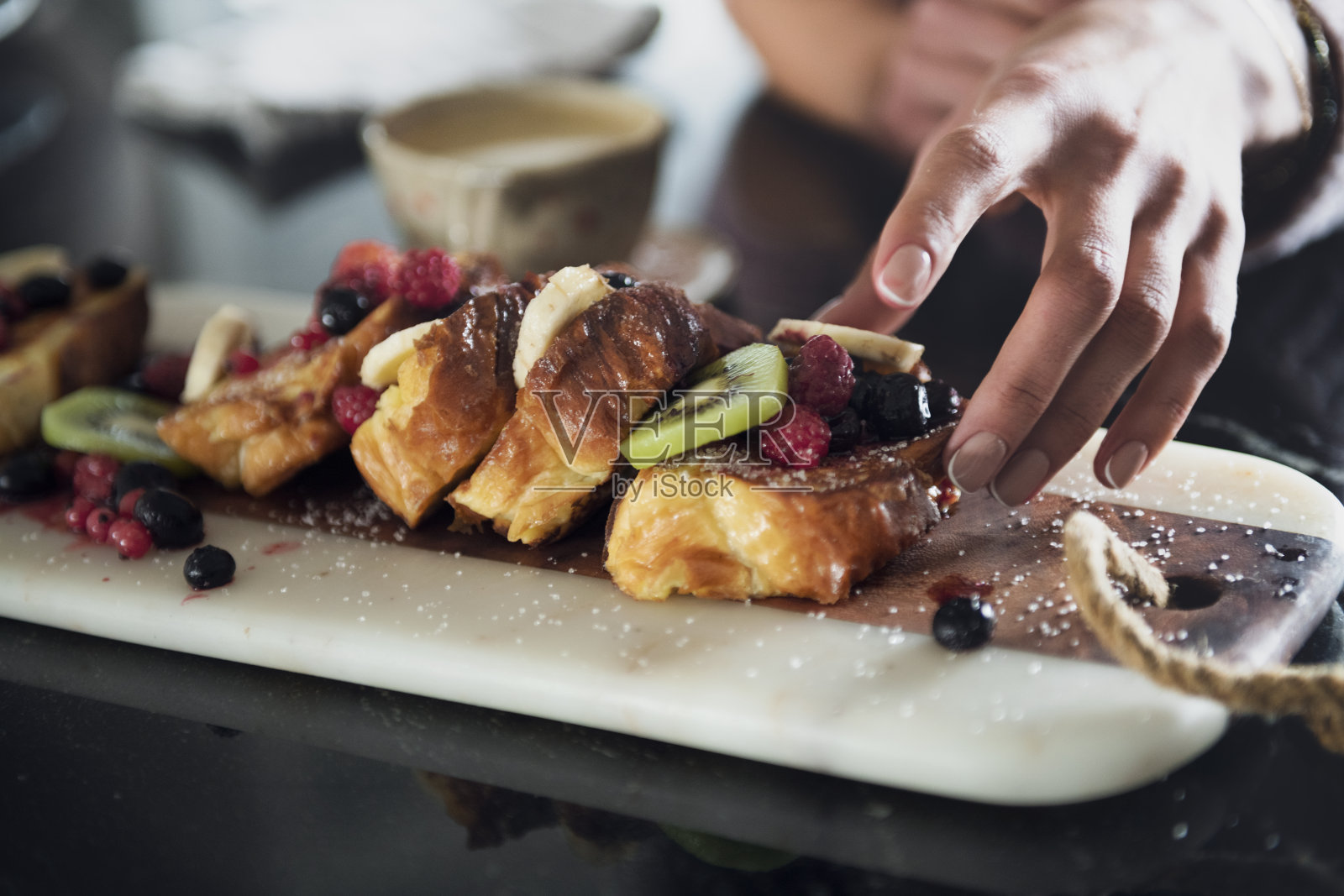 健康早餐吐司配浆果照片摄影图片