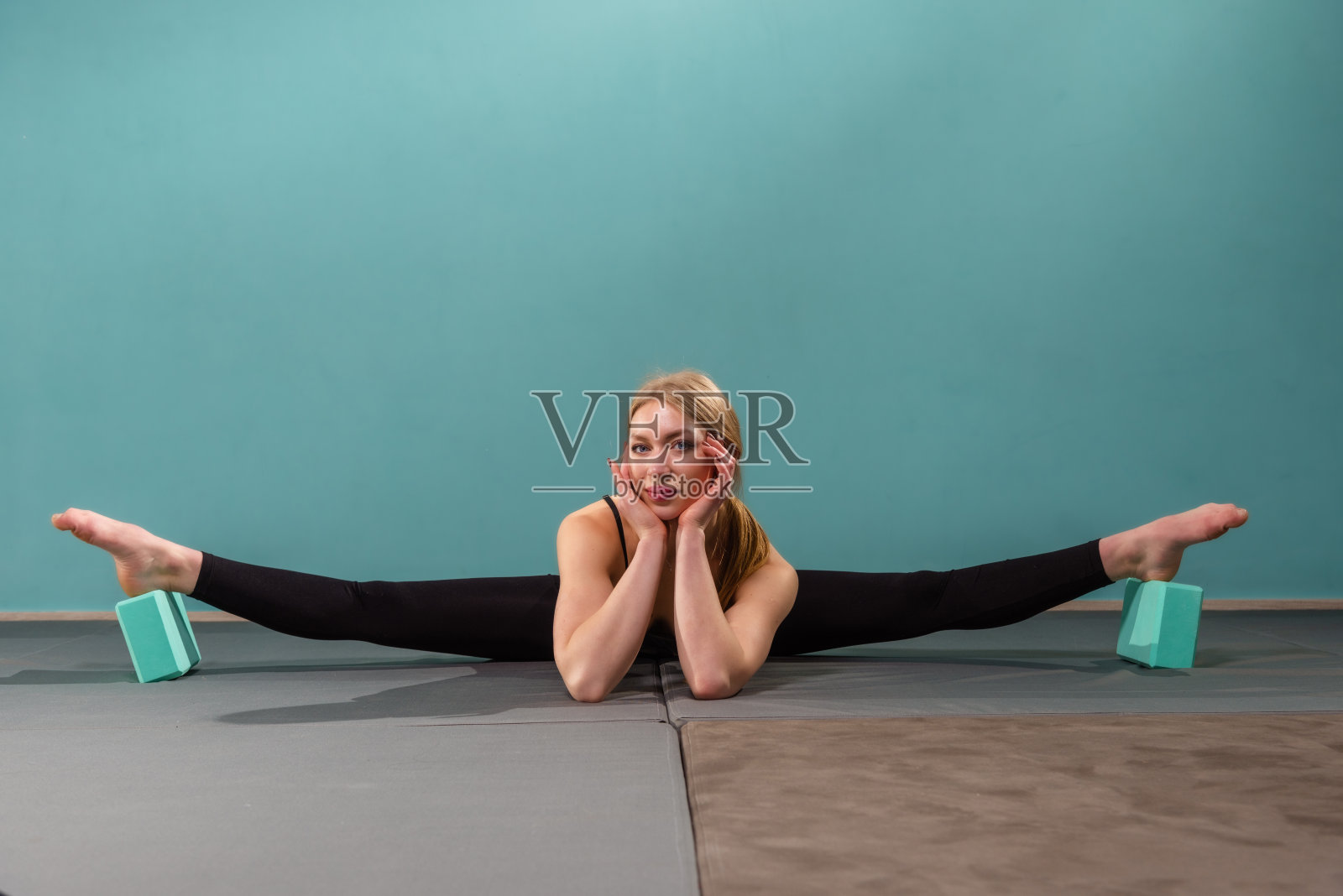 一位年轻女士在健身房做热身和伸展运动照片摄影图片