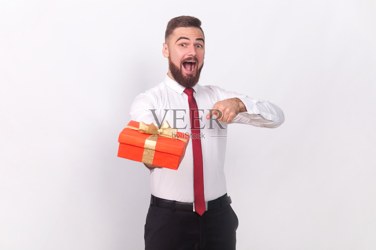 兴奋惊奇的男人站在红色的礼盒前，庆祝节日，表达幸福照片摄影图片