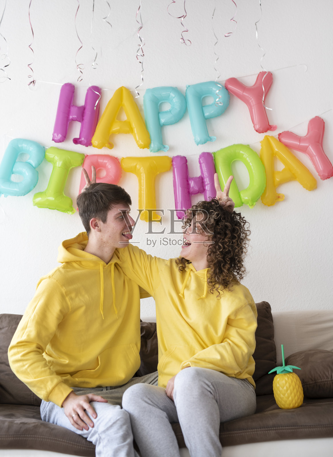 年轻夫妇在家庆祝生日照片摄影图片