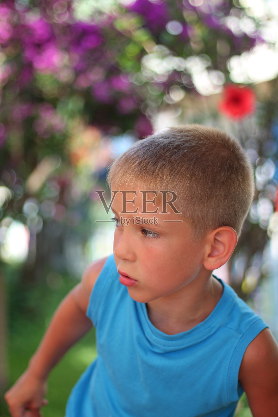 在海边休息的孩子。很快就要回学校了。软焦点照片摄影图片