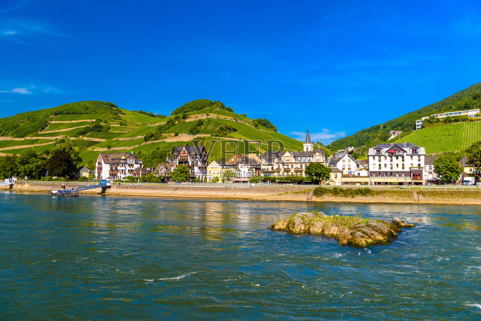 德国黑森州达姆施塔特的莱茵-陶努斯-克瑞斯，莱茵河畔的鲁德斯海姆阿斯曼斯豪森附近河中的小岛照片摄影图片