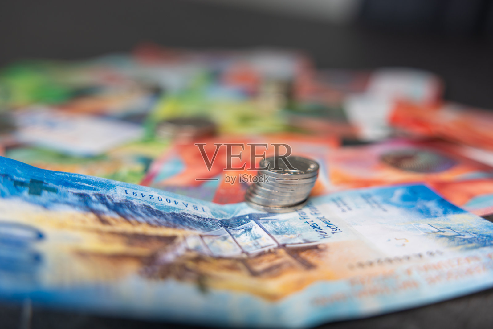 瑞士硬币在瑞士纸币上有柔和的散景。照片摄影图片