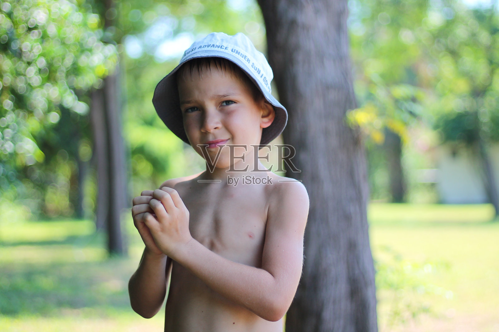 一个孩子的肖像在夏天双手交叉。拿着东西的手的模型。照片摄影图片