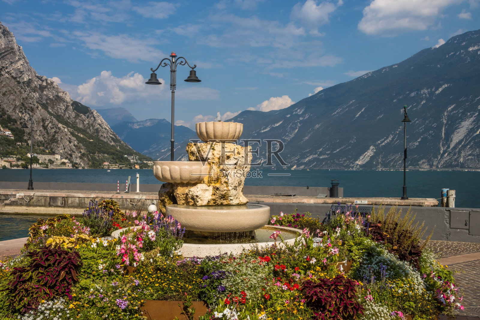 加尔达湖的夏天照片摄影图片