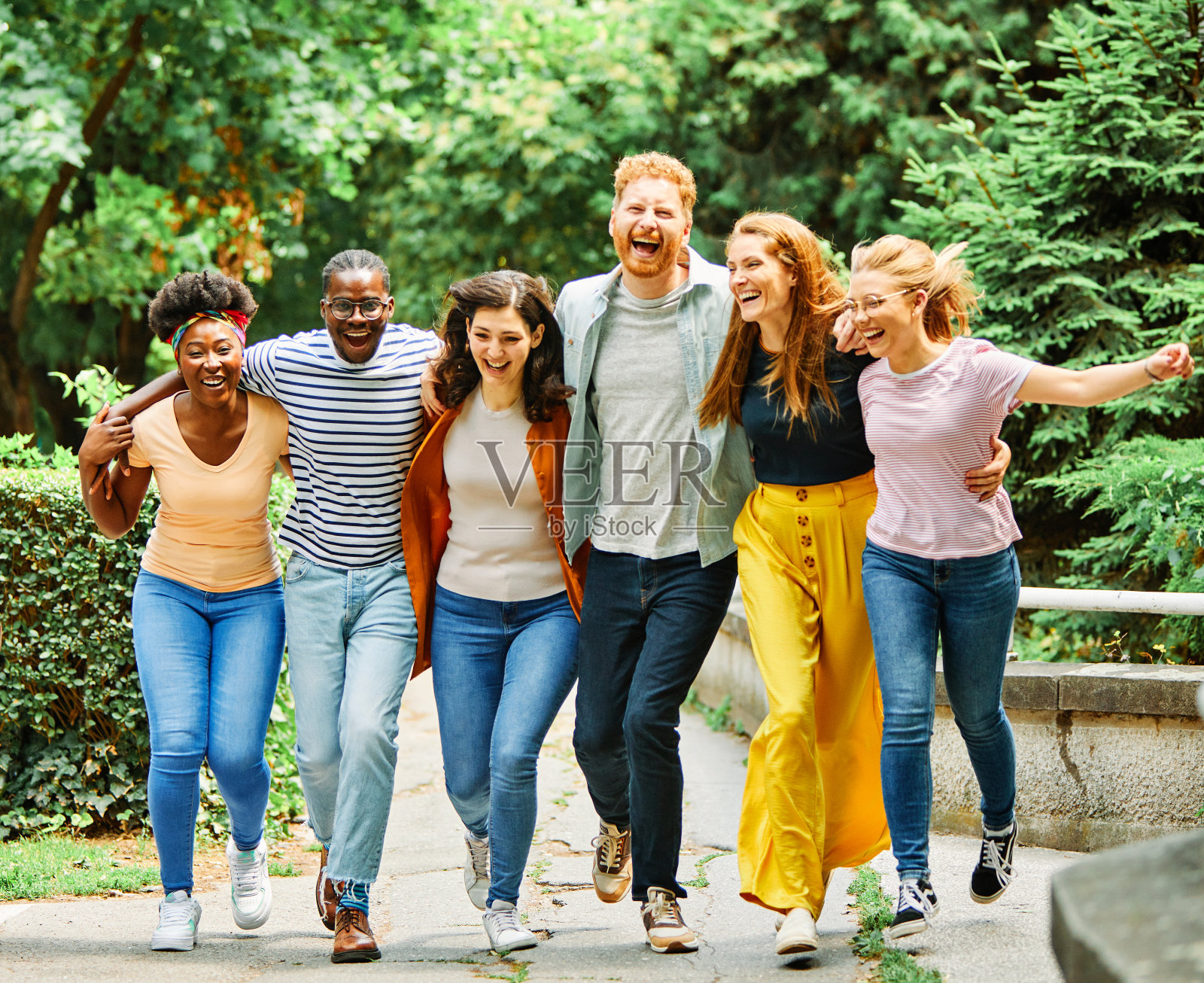 有趣的朋友青年青年团体妇女生活方式友谊快乐的学生户外一起快乐的幸福教育夏天微笑的男人女孩创业创业照片摄影图片
