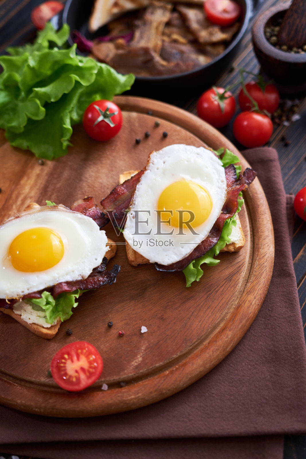 法式吐司配煎蛋、奶油乳酪、沙拉和培根照片摄影图片