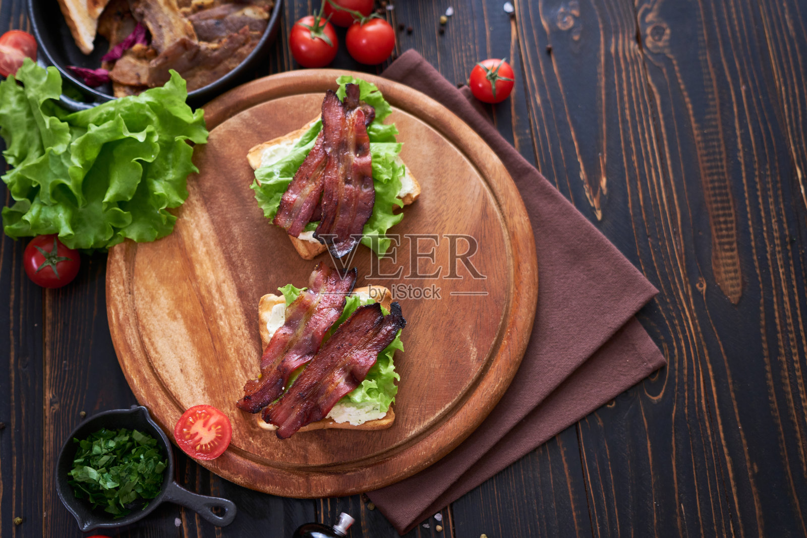 法式吐司配奶油乳酪、沙拉和培根照片摄影图片