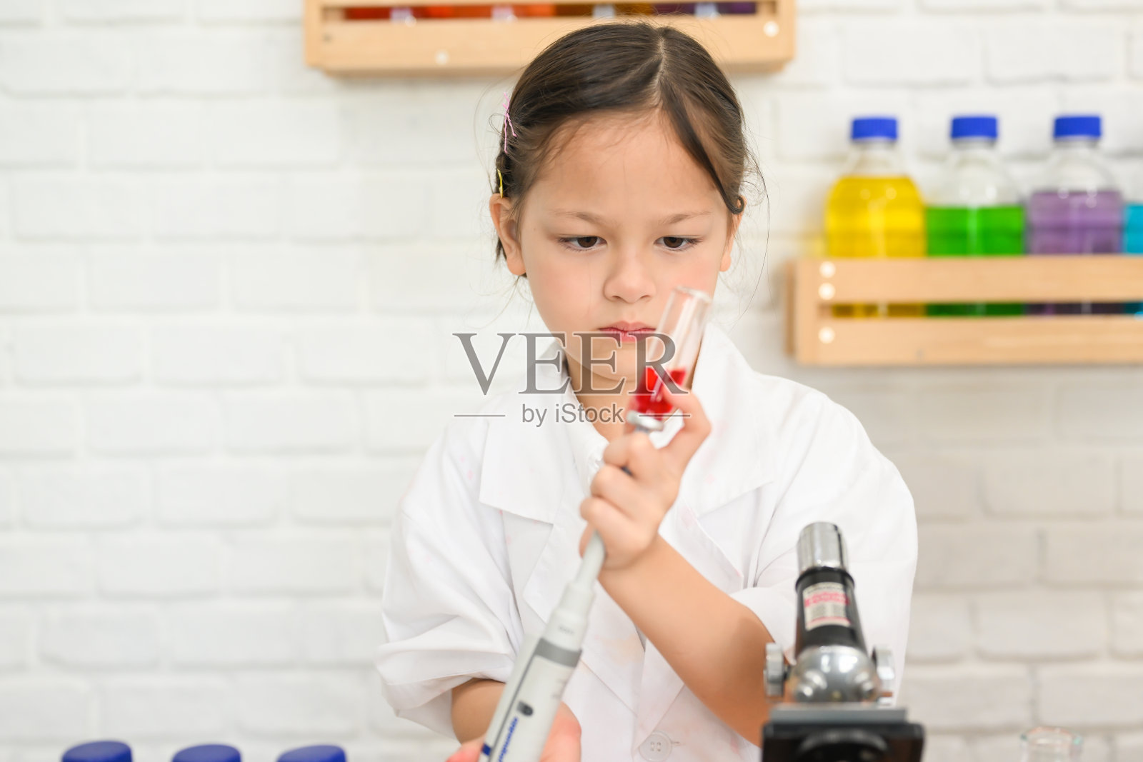 孩子在教室里，孩子穿着科学实验服，科学概念照片摄影图片