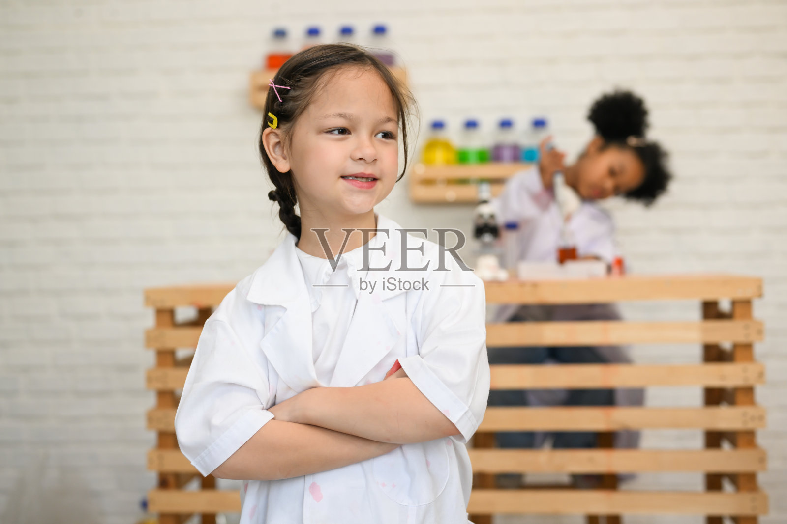 孩子在教室里，孩子穿着科学实验服，科学概念照片摄影图片