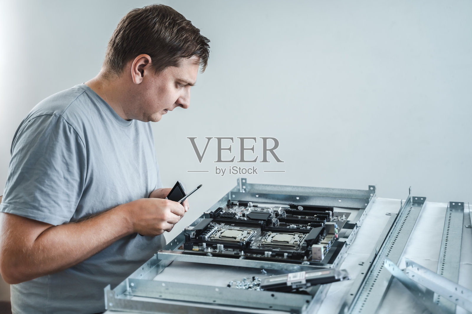 人工程师,收藏家。独立自我计算机组装。安装在插座处理器，随机存取存储器RAM，主板，风扇。家庭加密农场组装。生成代币，加密货币挖掘照片摄影图片