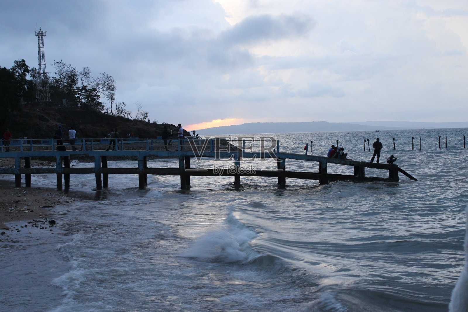 位于NTT库邦的海滩码头照片摄影图片