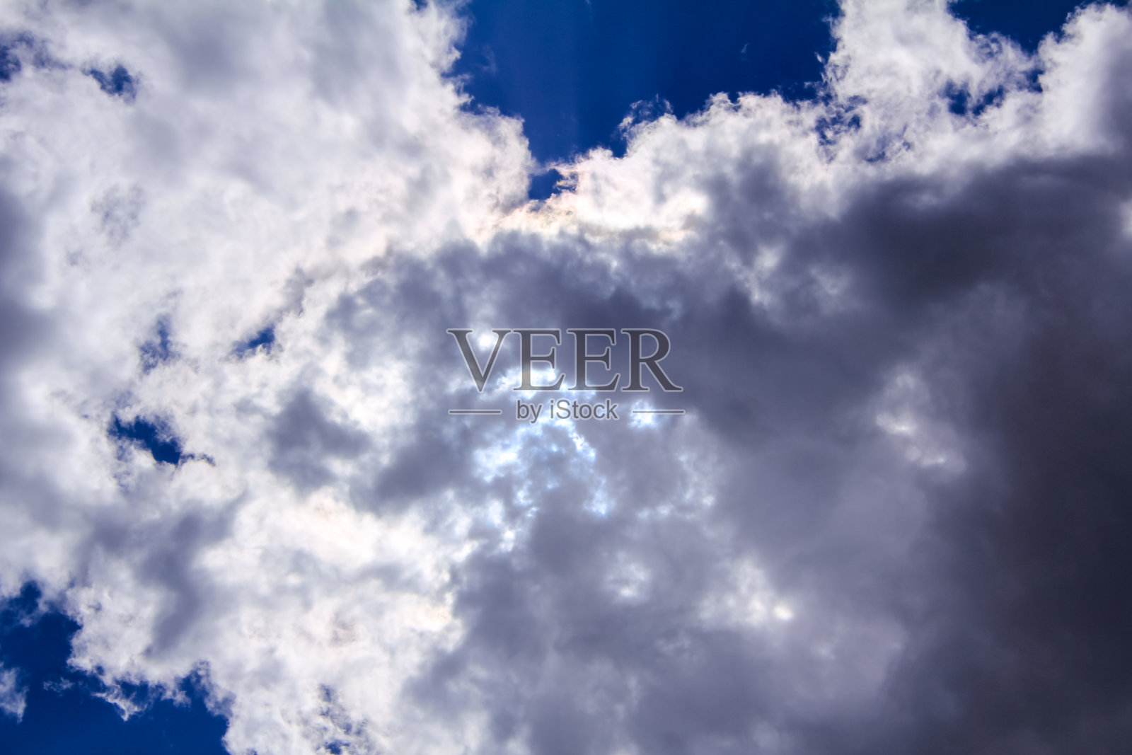 底部视图上的云，积云在蓝天下的视图。照片摄影图片