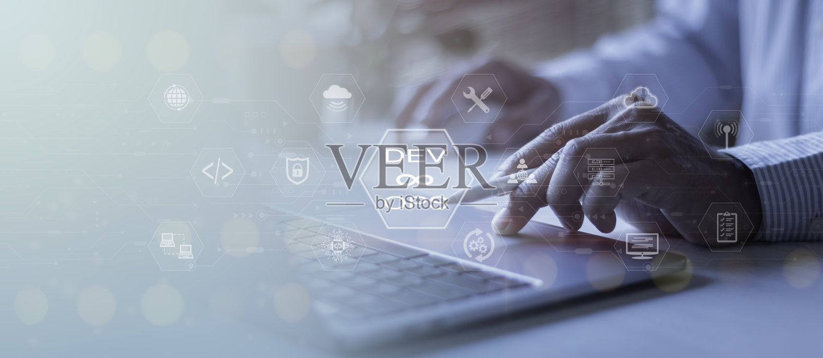 软件开发，IT运营，敏捷编程，在电脑屏幕上有开发运营图标的概念，项目经理，编码员或系统管理员在键盘上打字，高软件质量照片摄影图片