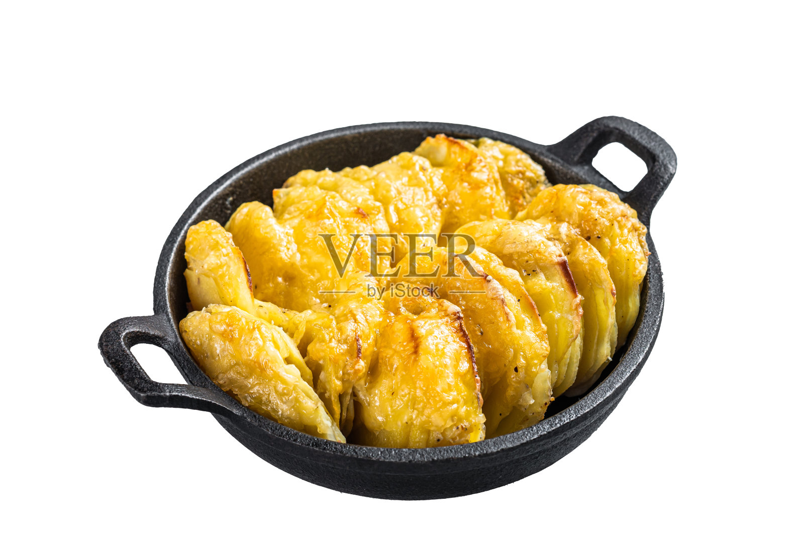 烤土豆在平底锅里。白色背景隔离照片摄影图片