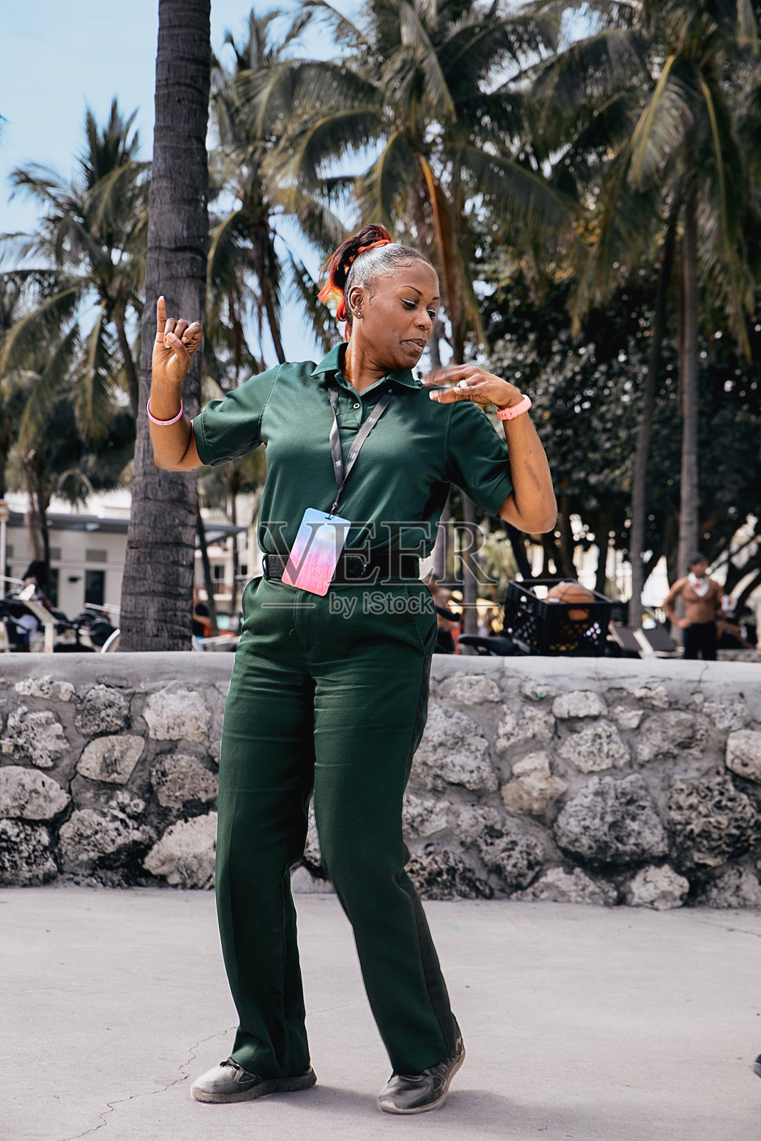 跳舞的警察照片摄影图片