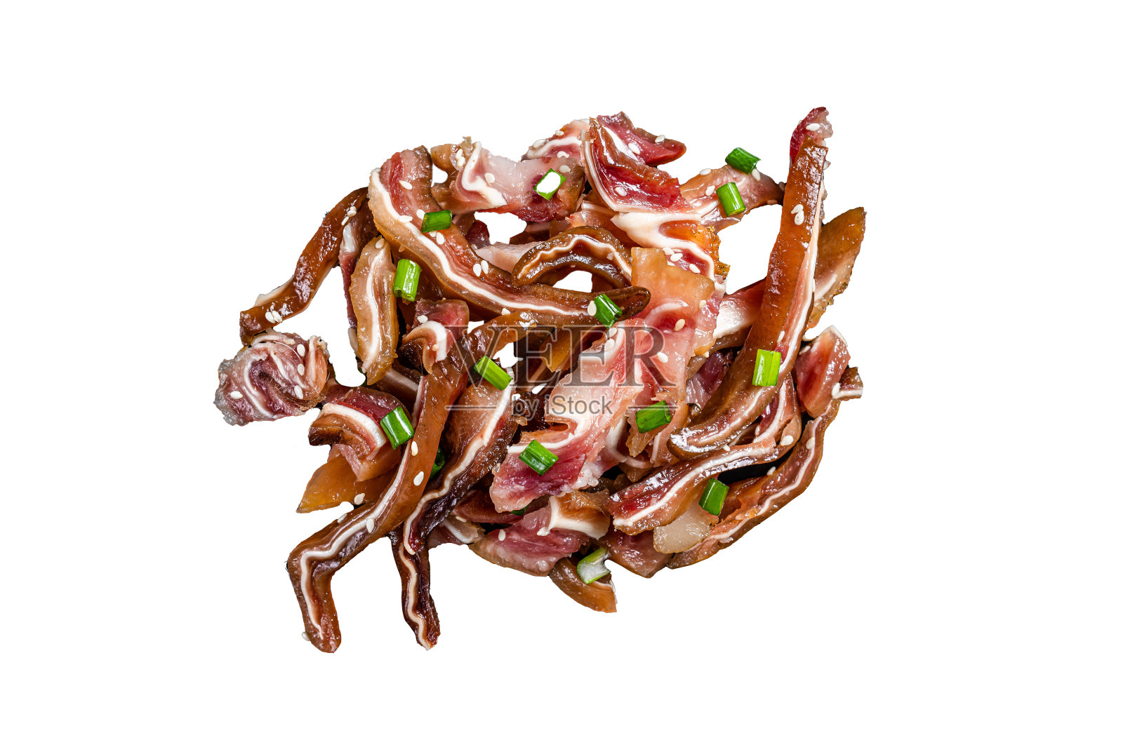 芝麻葱炒猪耳朵。韩式炸猪耳配辣酱。孤立在白色背景上。照片摄影图片