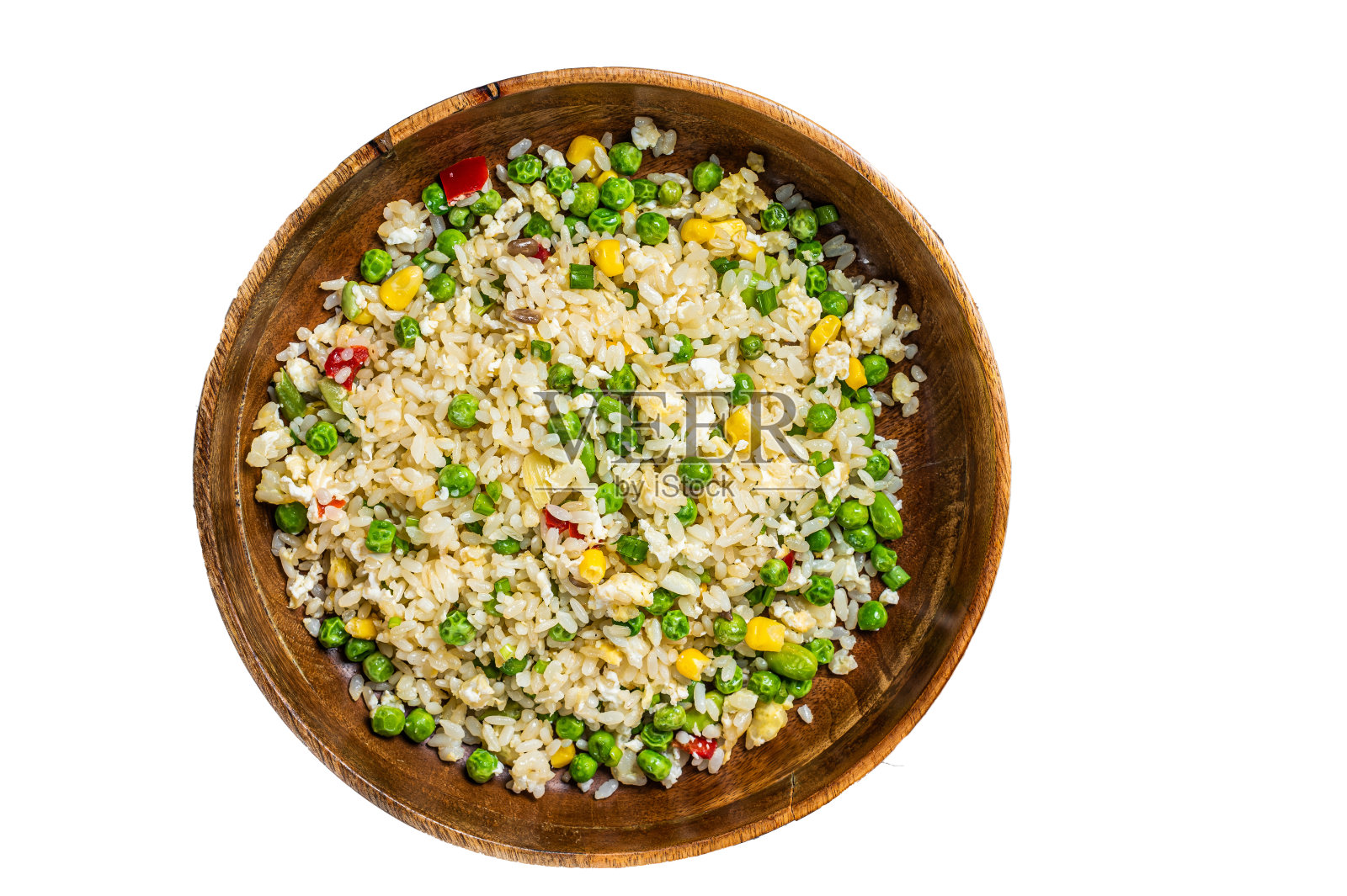 木盘炒饭，鸡蛋和蔬菜。孤立在白色背景上。照片摄影图片