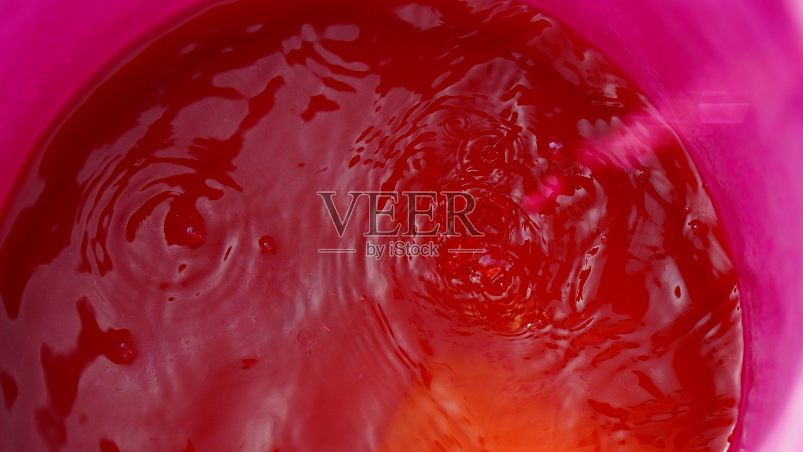 近距离图像的红色水彩在桶照片摄影图片