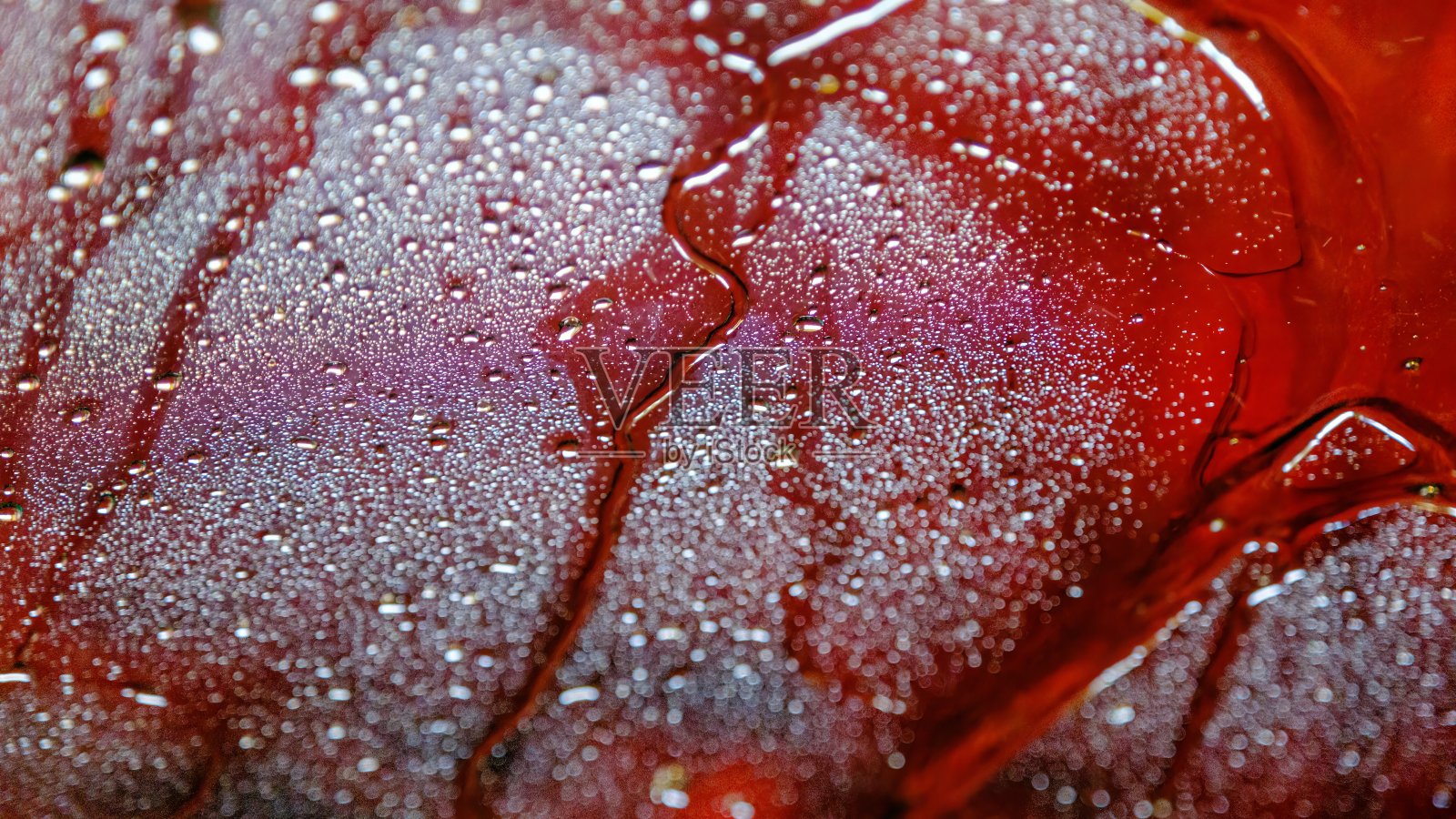 汽车车窗玻璃清洗后。它的外面覆盖着水滴。照片摄影图片