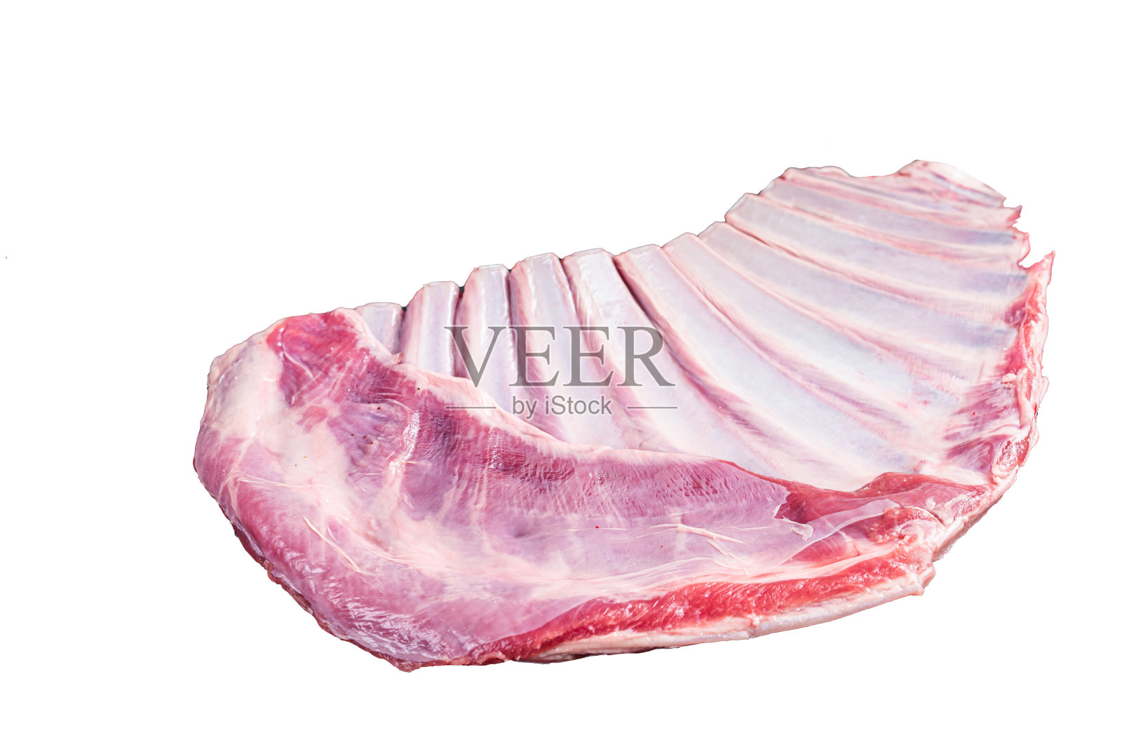 烤羊排，生羊排骨放在餐桌上，配上香料。孤立在白色背景上。照片摄影图片