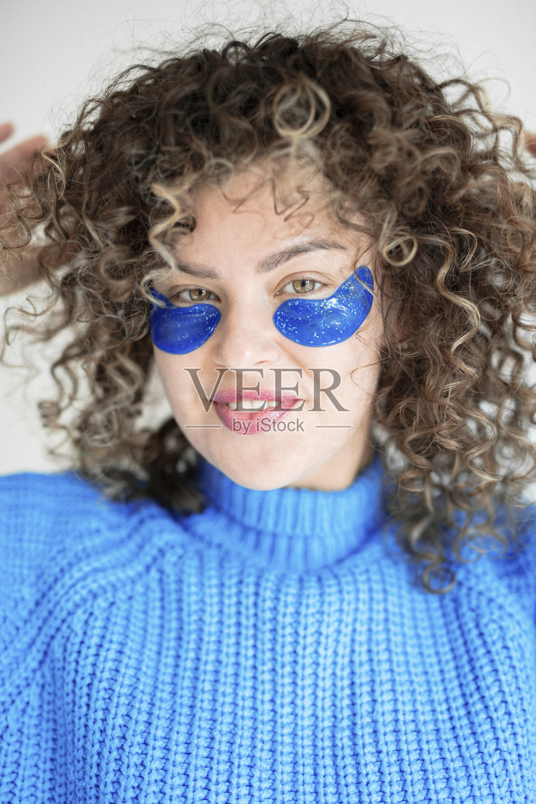 年轻漂亮的女人有痤疮问题皮肤应用眼罩，家庭护理理念照片摄影图片