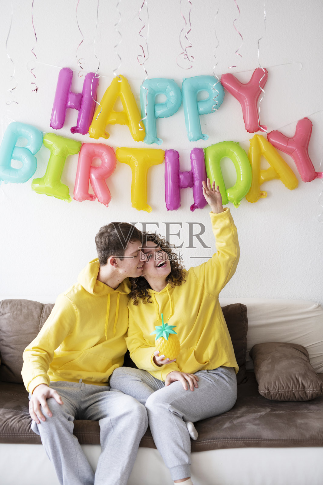 欢乐的家庭年轻夫妇在家里庆祝生日照片摄影图片