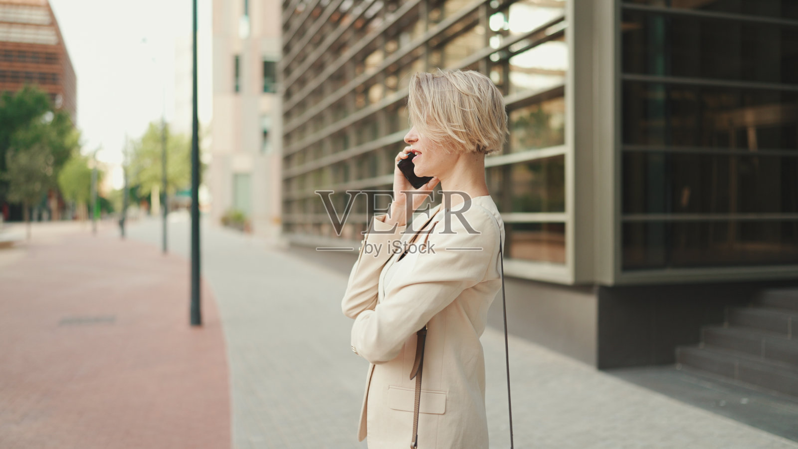 特写，女商人在商业中心背景下打电话照片摄影图片