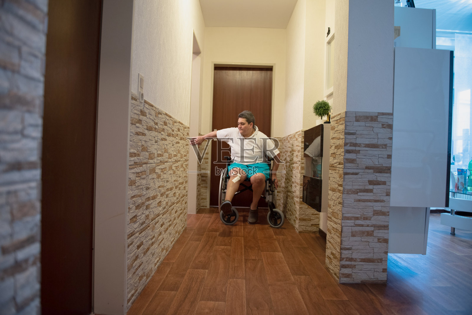 一个残疾人在家里照片摄影图片