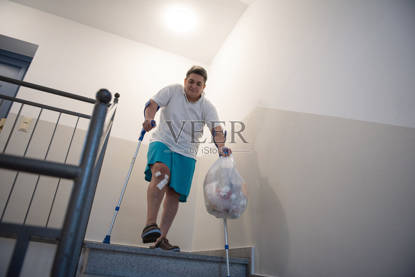 一个残疾人倒垃圾照片摄影图片