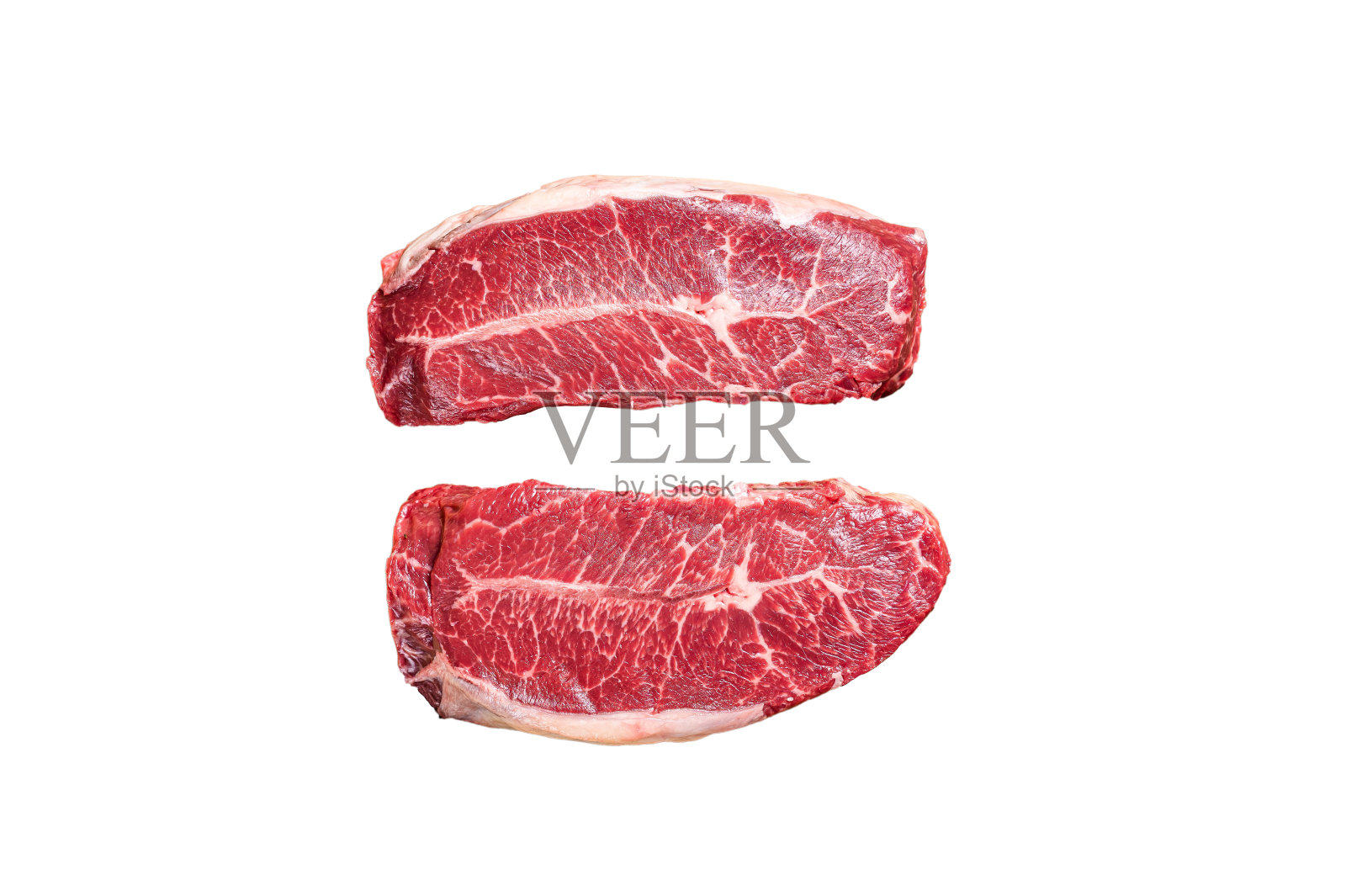 盘子里的生牛肉排。孤立在白色背景上。照片摄影图片