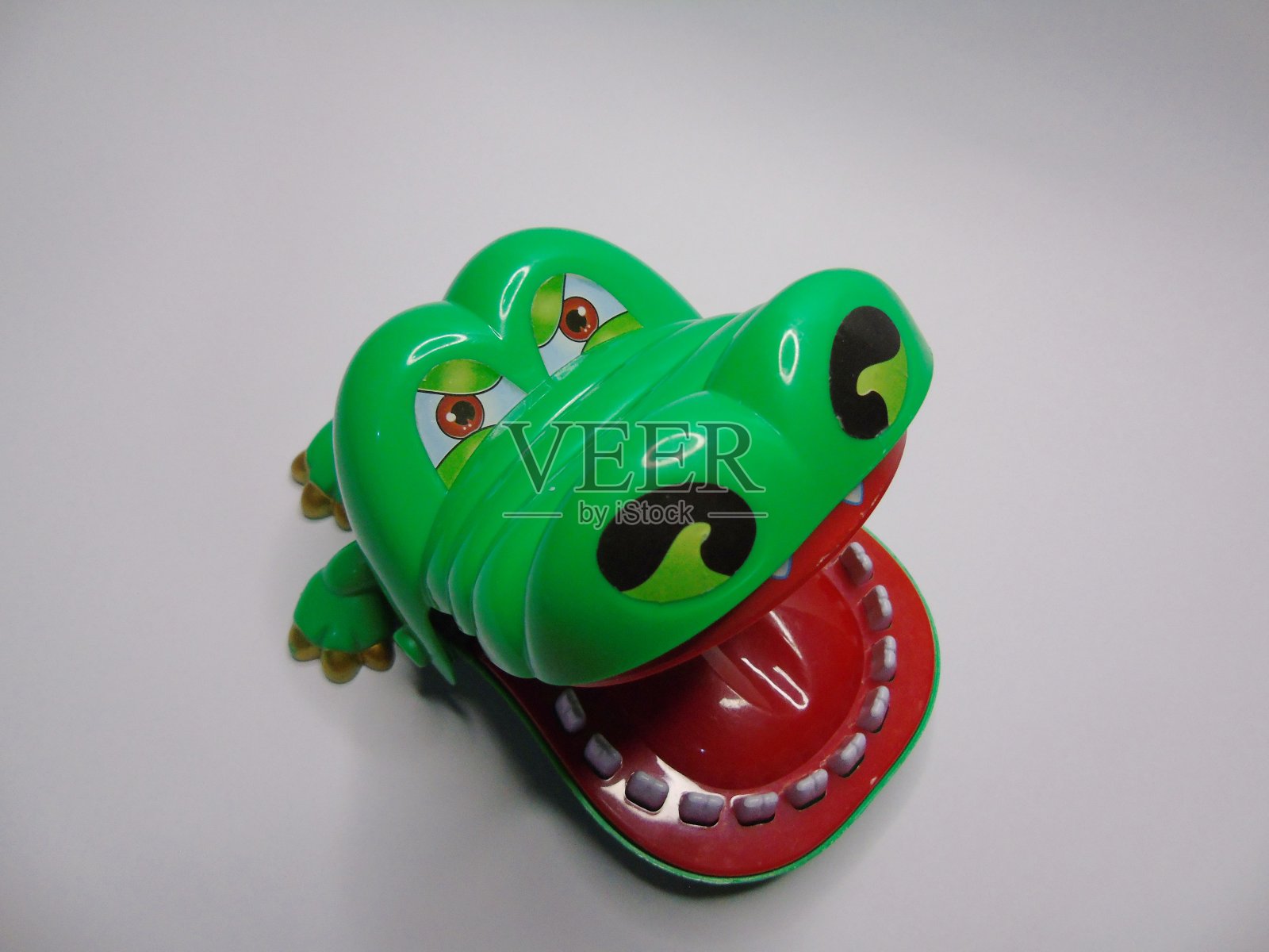 一张玩具鳄鱼的照片照片摄影图片